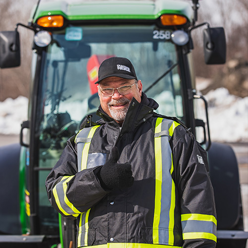 Un opérateur de tracteur de Chasse-Neige